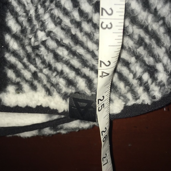 💥Price Drop Liv Black and white Super Warm Fuzzy pullover Fleece 1/4 zip small - Picture 3 of 4